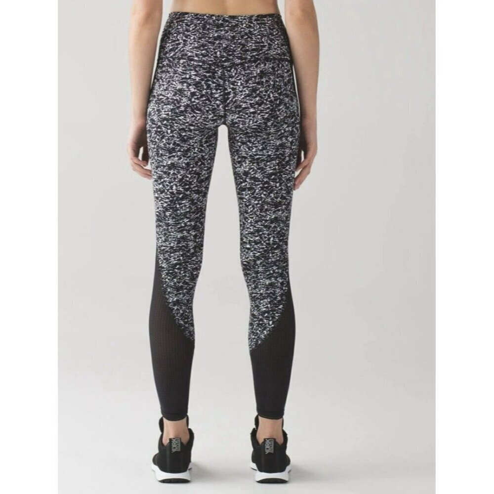 Lululemon Deep Breath Tight Iced Wave White Black Size 4 EUC